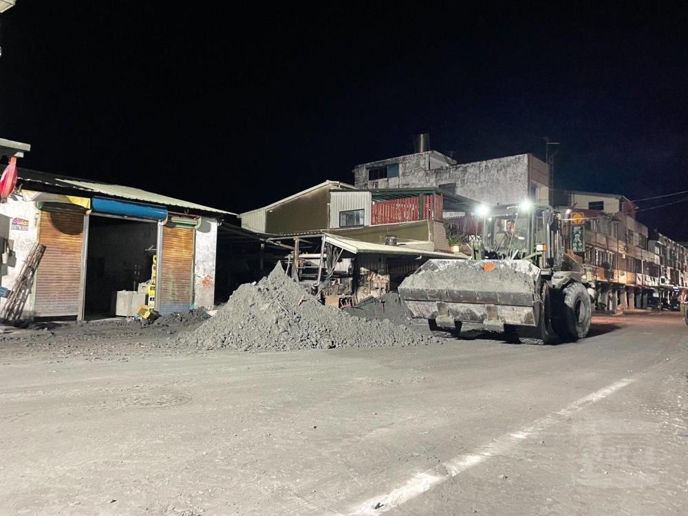 52工兵群官兵於夜間執行淤泥清除工作。（第五作戰區提供）