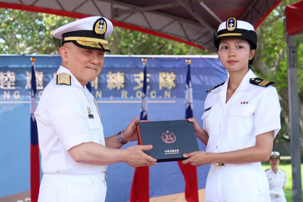唐司令頒獎表揚航訓績優學生。（軍聞社記者王茗生攝）