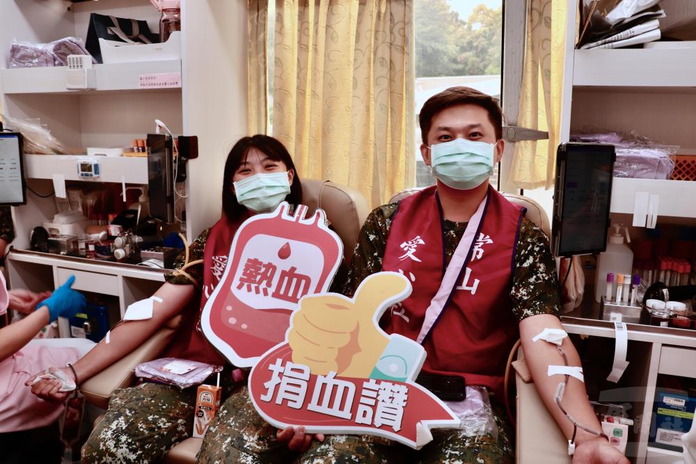 陸軍步兵第104旅官兵挽袖捐熱血。(陸軍第十軍團提供) 陸軍步兵第104旅官兵挽袖捐熱血。(陸軍第十軍團提供)