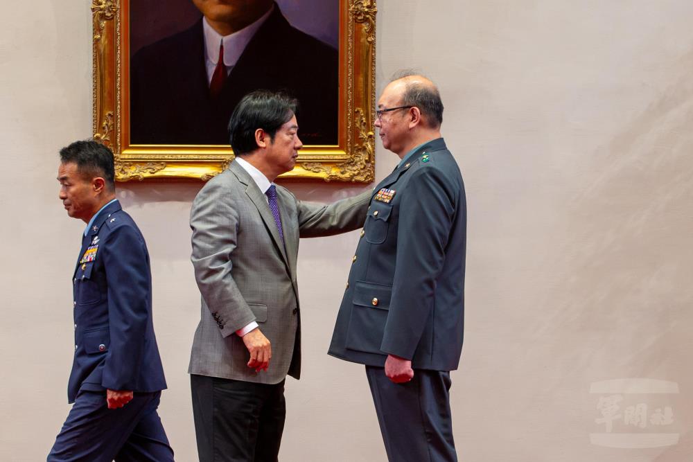 賴總統為余少將授階。（軍聞社記者尤昱翔攝）