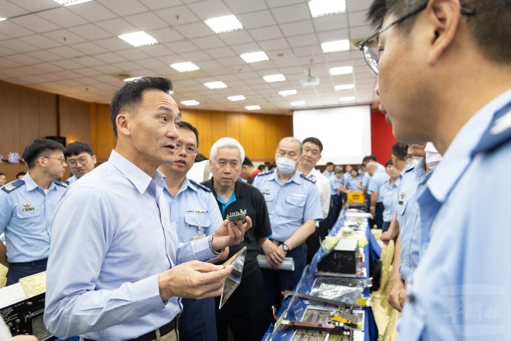 陳展期間，各軍種均指派說明官，針對軍品規格進行說明。（軍聞社記者吳柏融攝）
