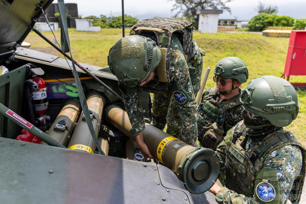 官兵將拖式2A飛彈裝載至飛彈車上。（軍聞社記者蔡枋澐攝）