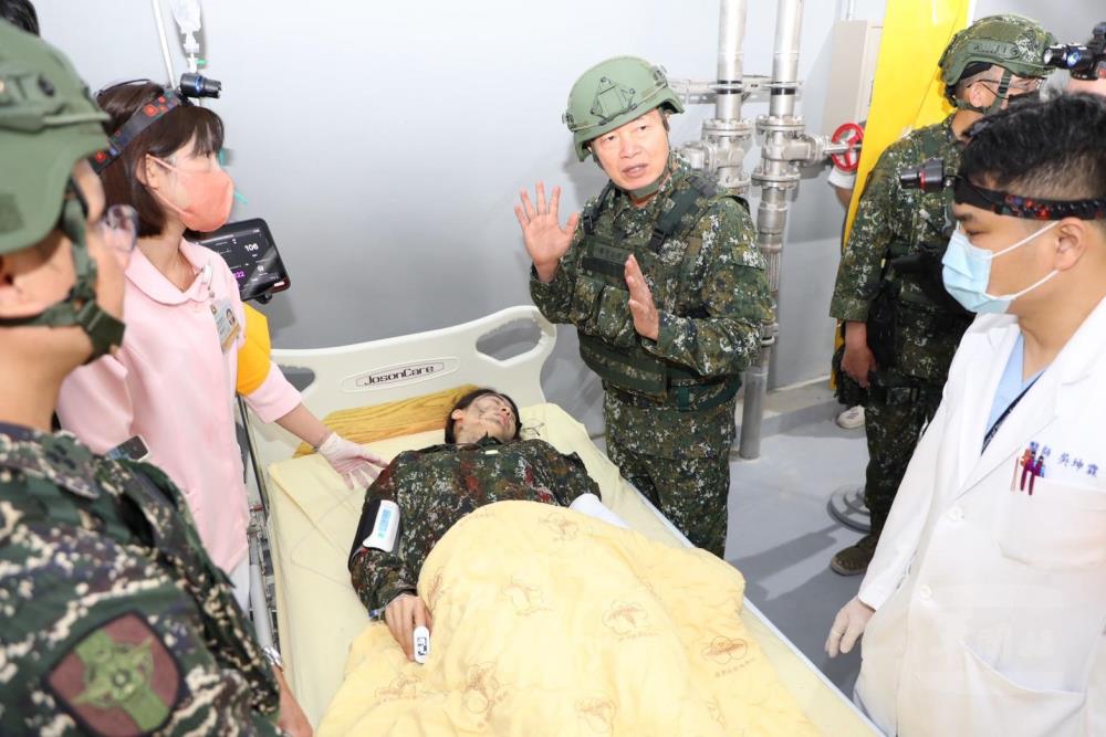 鍾副部長瞭解傷患救治演練狀況。（軍醫局提供）