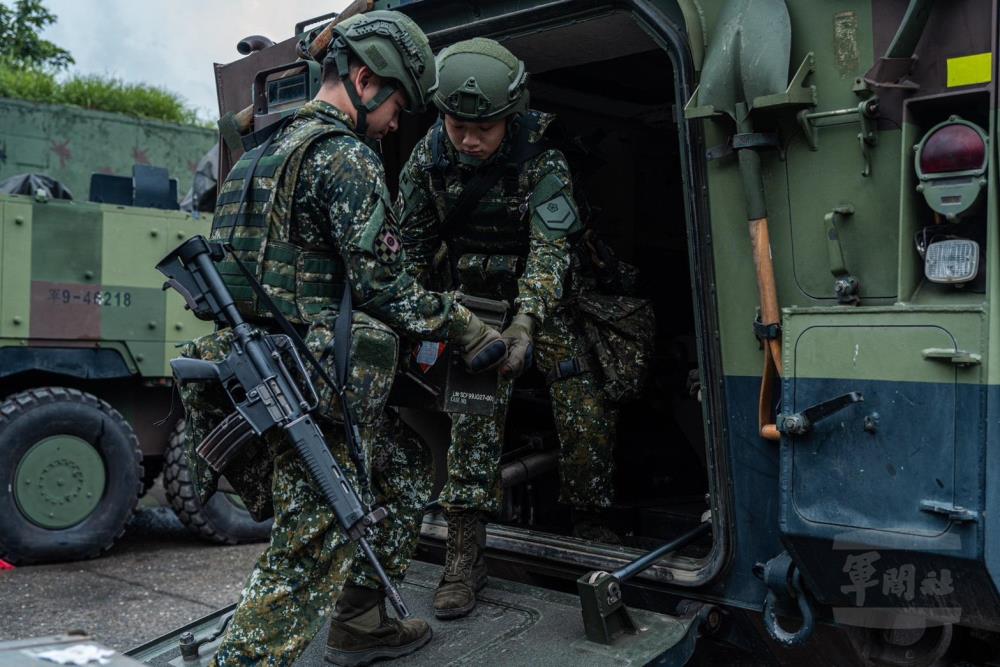 官兵協力將戰備物資裝載上車。（333旅提供）