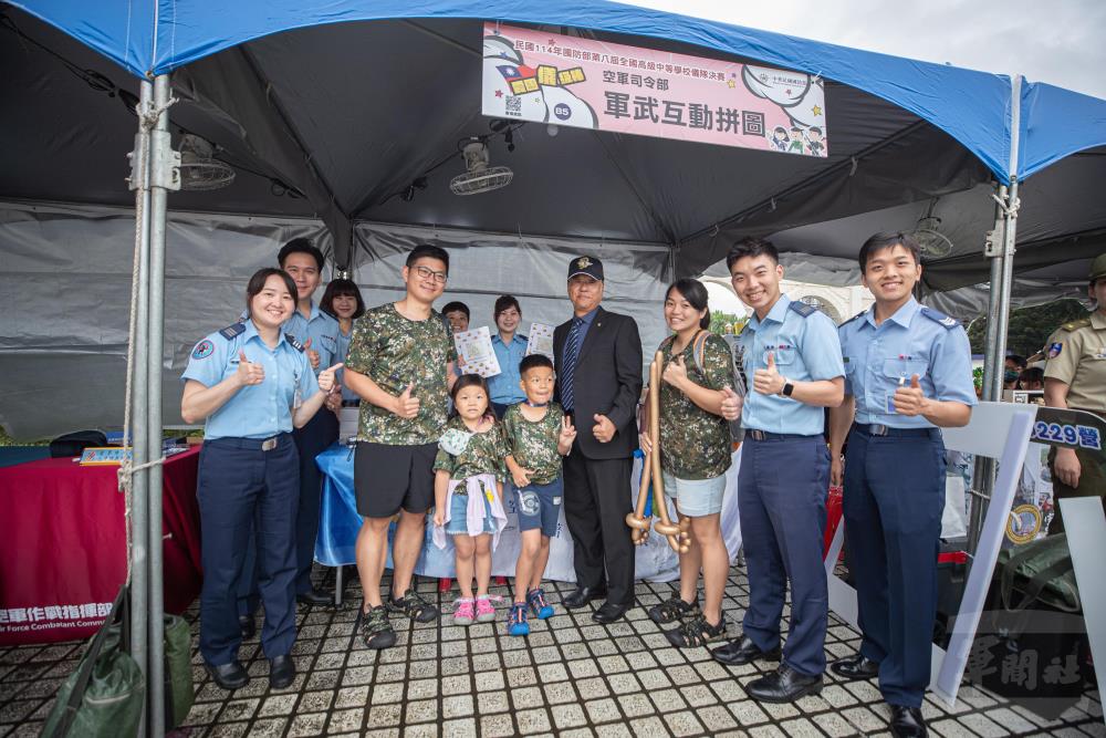 副部長柏鴻輝與攤位官兵、民眾互動合影。（軍聞社記者陳軍均攝）