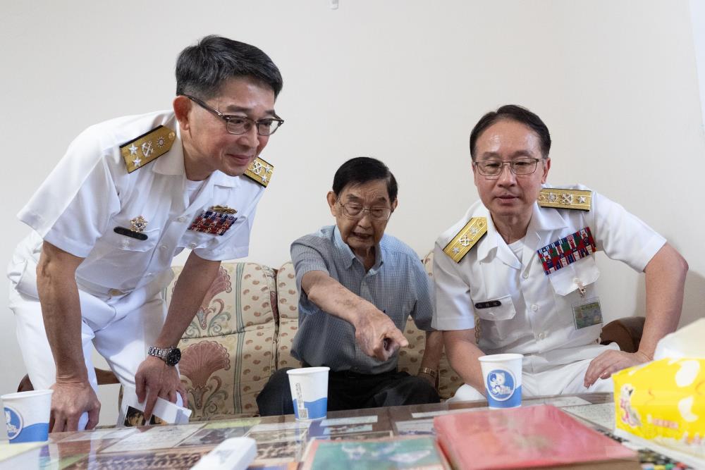 萬先生述說當年從軍歷程。（軍聞社記者呂尚俞攝）