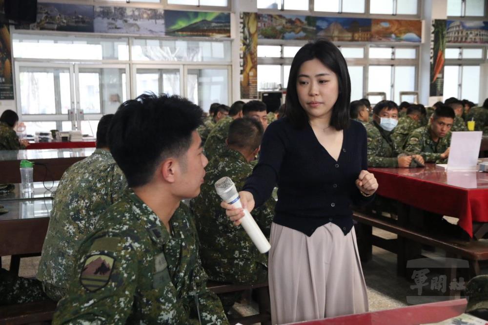 陳老師於課程中與官兵互動。（陸軍第十軍團提供）