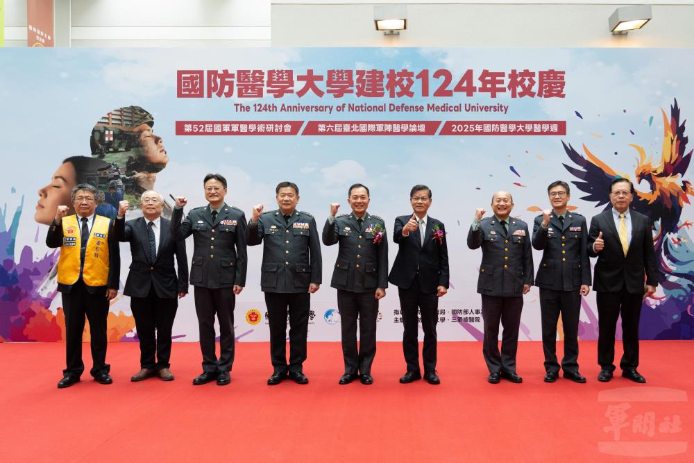 鍾副部長、蔡局長、林校長和與會貴賓合影。（軍聞社記者吳東昇攝）