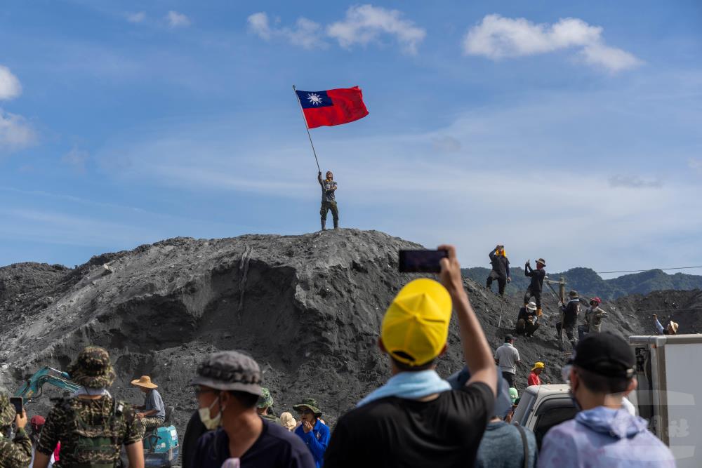 超人志工自發共慶雙十活動，傳遞祝福與希望。（軍聞社記者蔡枋澐攝）