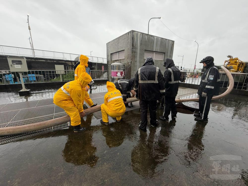 海軍艦指部偕同高雄市楠梓區後備軍人輔導中心協力抽水。（第四作戰區提供）