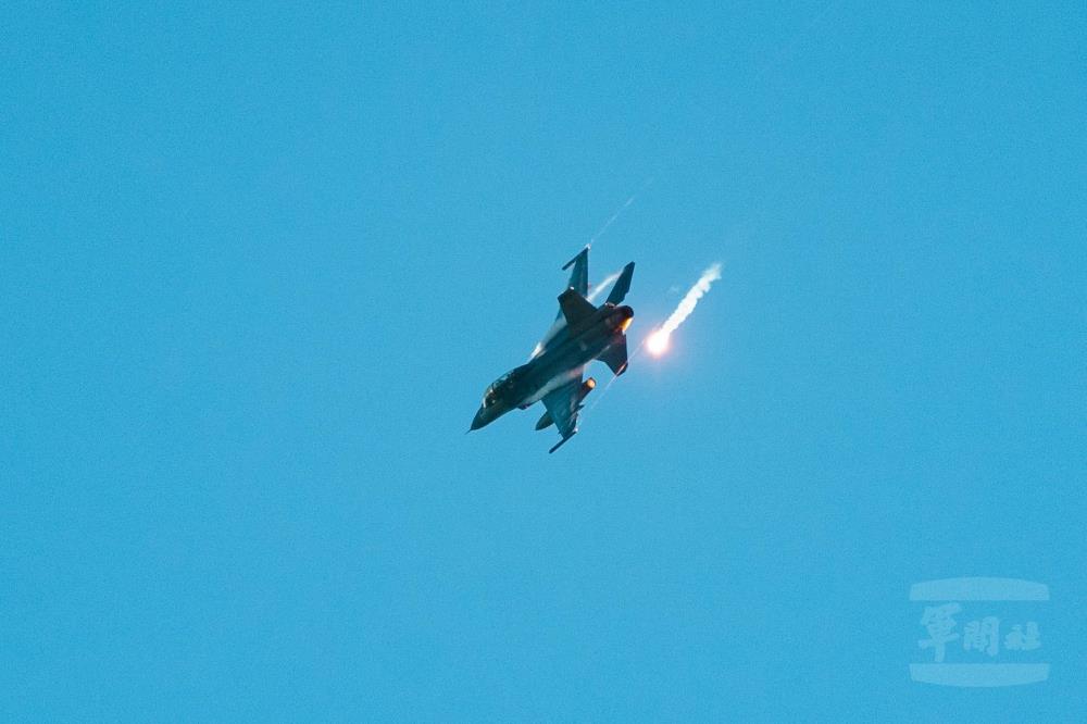 空軍完成防禦先期射擊後，施放熱焰彈脫離。（軍聞社記者林庭暉攝）