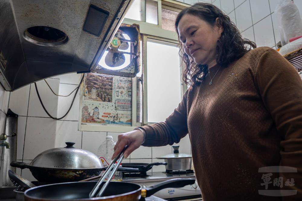 宋幸儒親自下廚款待每位官兵。（軍聞社記者尤昱翔攝）