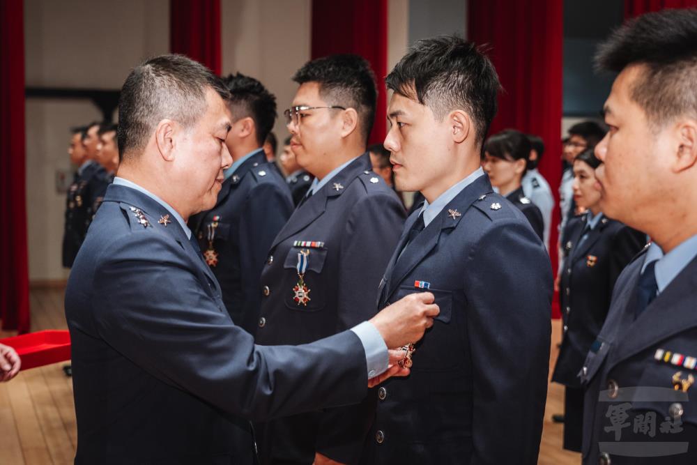 鄭司令表揚各類型楷模人員。（軍聞社記者陳彥樺攝）