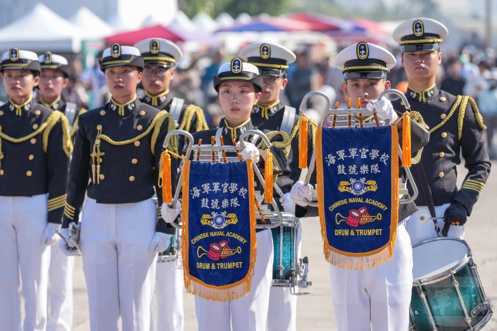 海軍官校鼓號樂隊開幕操演。（軍聞社記者林庭暉攝）