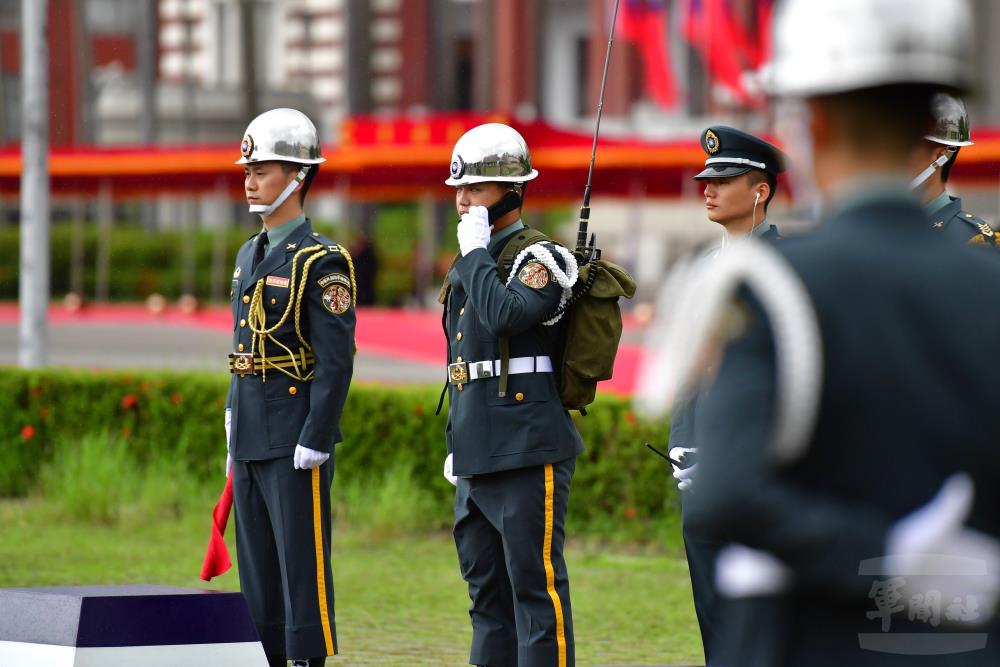官兵於禮砲任務中使用無線電進行通聯。(軍聞社實習記者吳宣諭攝)