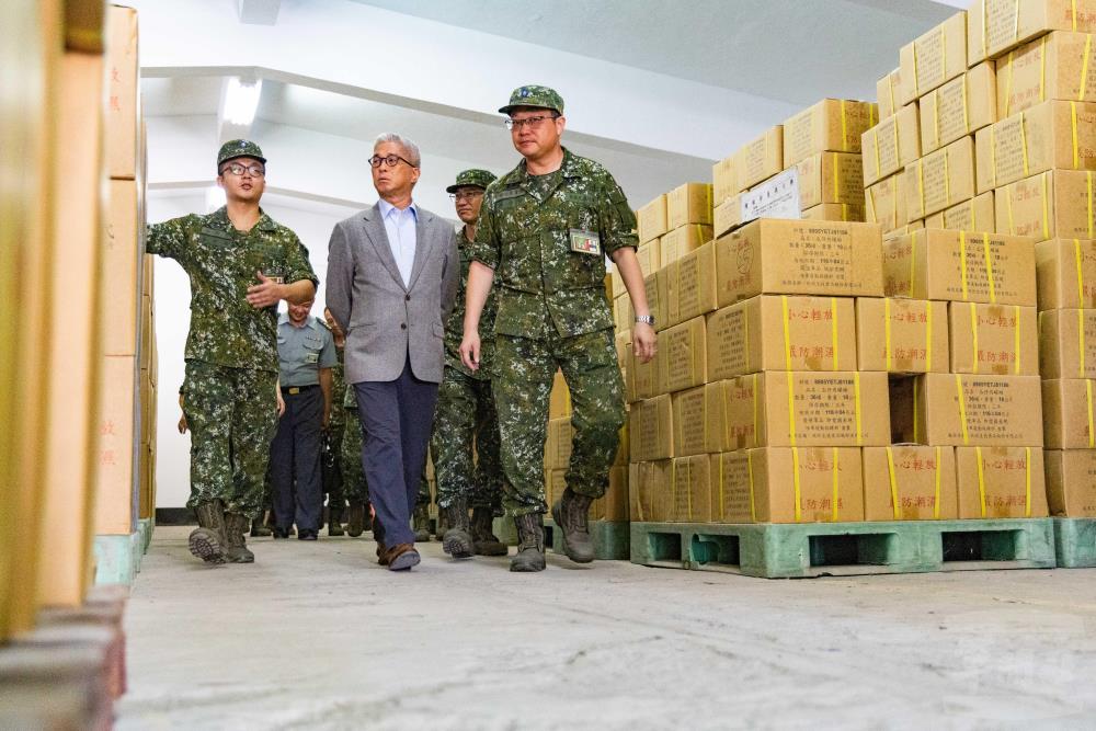 徐副部長在幹部引導下，實地瞭解宜蘭補給分庫各庫儲設施狀況。（軍聞社記者黃劭恩攝）