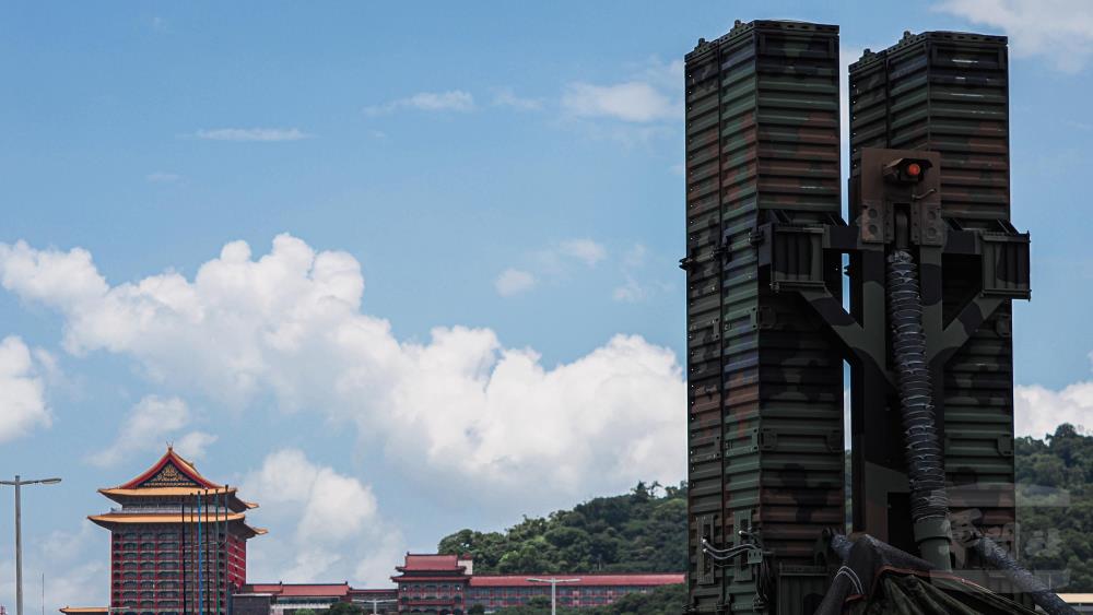 天弓三型飛彈車進入指定位置，遂行要域防空等關鍵行動。（軍聞社記者陳軍均攝）