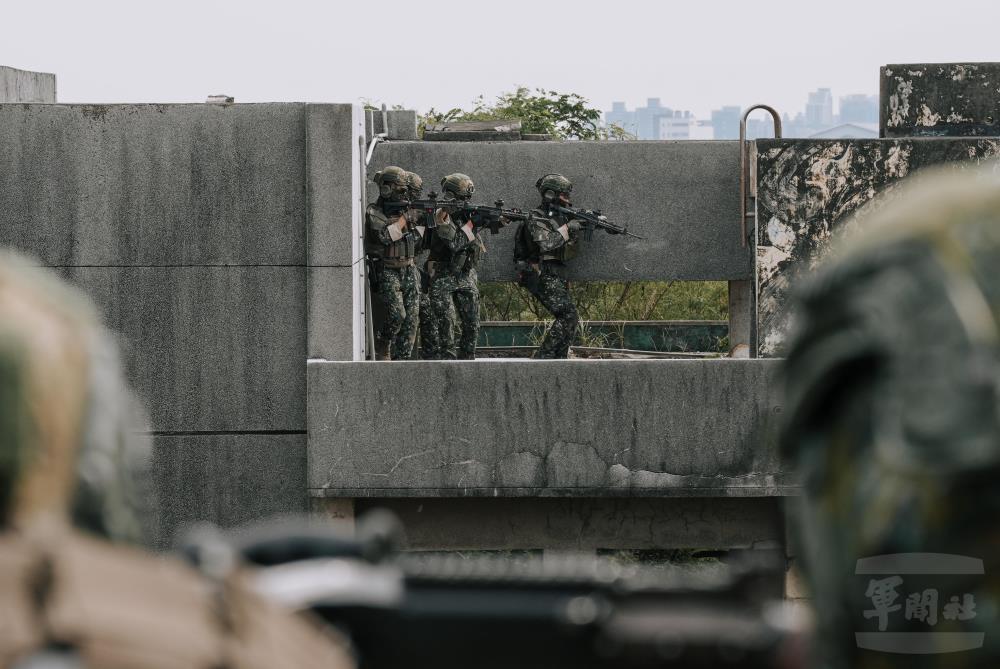 火力支援組掩護突擊組官兵。（軍聞社記者陳傳奇攝）