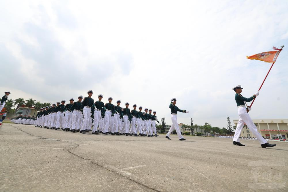 中正預校學生以整齊的步伐通過閱兵台。（軍聞社記者林澤廷攝）