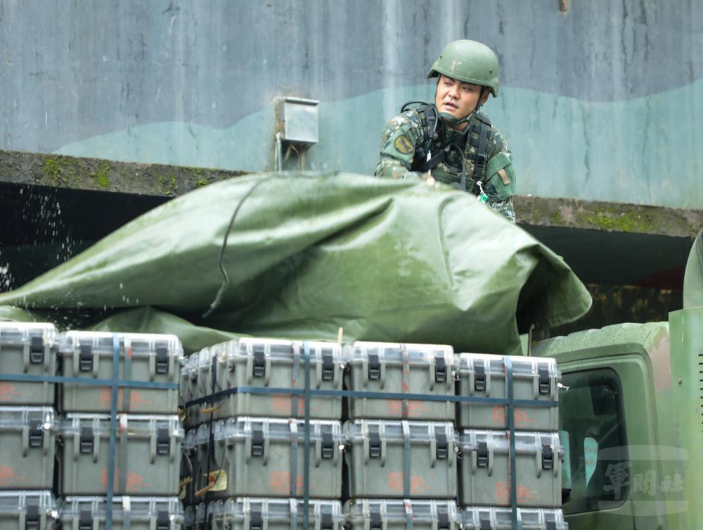官兵執行彈藥繫固作業。（花防部提供）