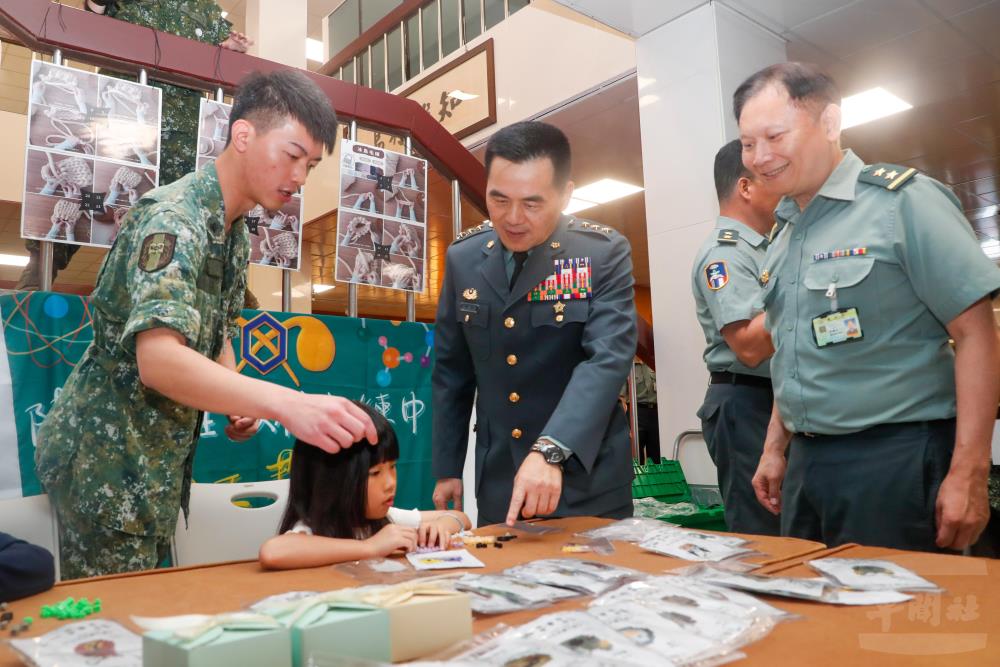 呂司令視導社團攤位。（陸軍司令部提供）