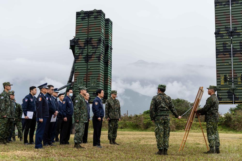 賴總統視導天弓三型機動垂直發射架。（軍聞社記者蔡枋澐攝）