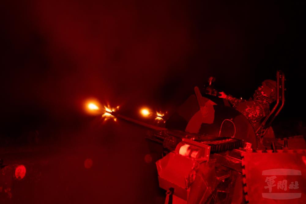 官兵演練運用20機砲對敵武裝直升機實施射擊。（軍聞社記者邱奕菖攝）