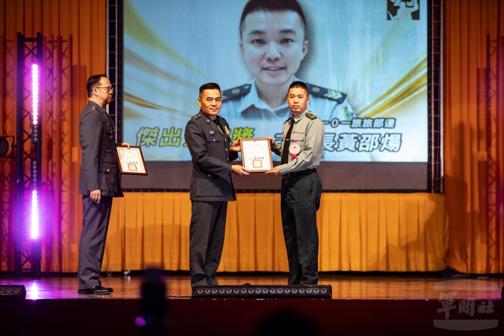呂司令頒發全民國防教育傑出貢獻獎給獲獎人員。（軍聞社記者王茗生攝）