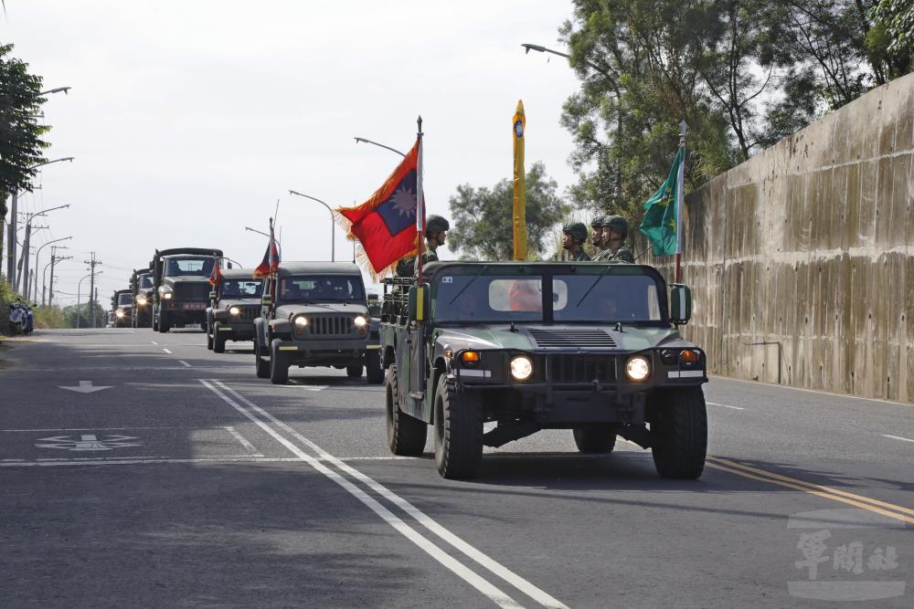 移防車隊護送軍旗轉往關廟湯山校區。(青年日報提供) 移防車隊護送軍旗轉往關廟湯山校區。(青年日報提供)