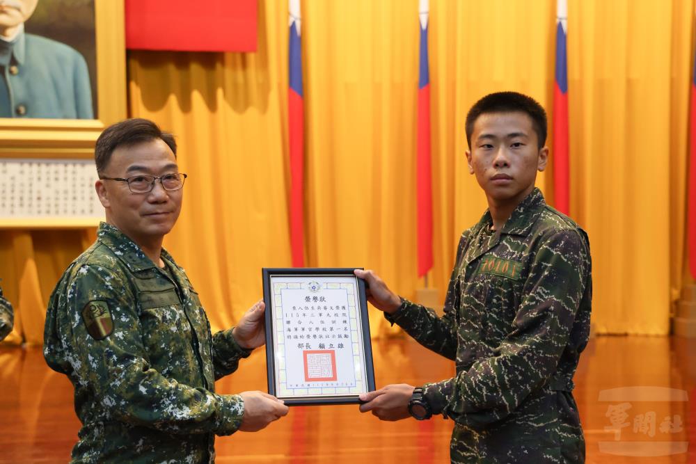 張副司令頒獎表揚績優入伍生。（軍聞社記者林澤廷攝）