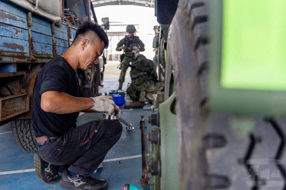 澎防部協請合約廠商實施野戰搶修戰損車輛。（軍聞社記者蔡枋澐攝）