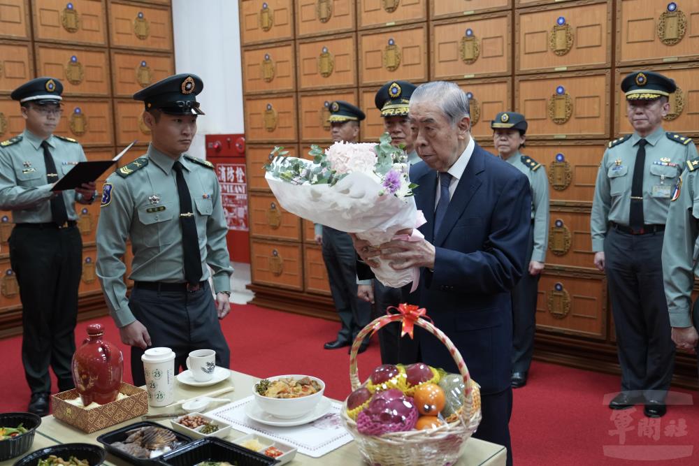 李榮譽理事長至故沈總長牌位前獻花。（軍聞社記者吳冠萱攝）