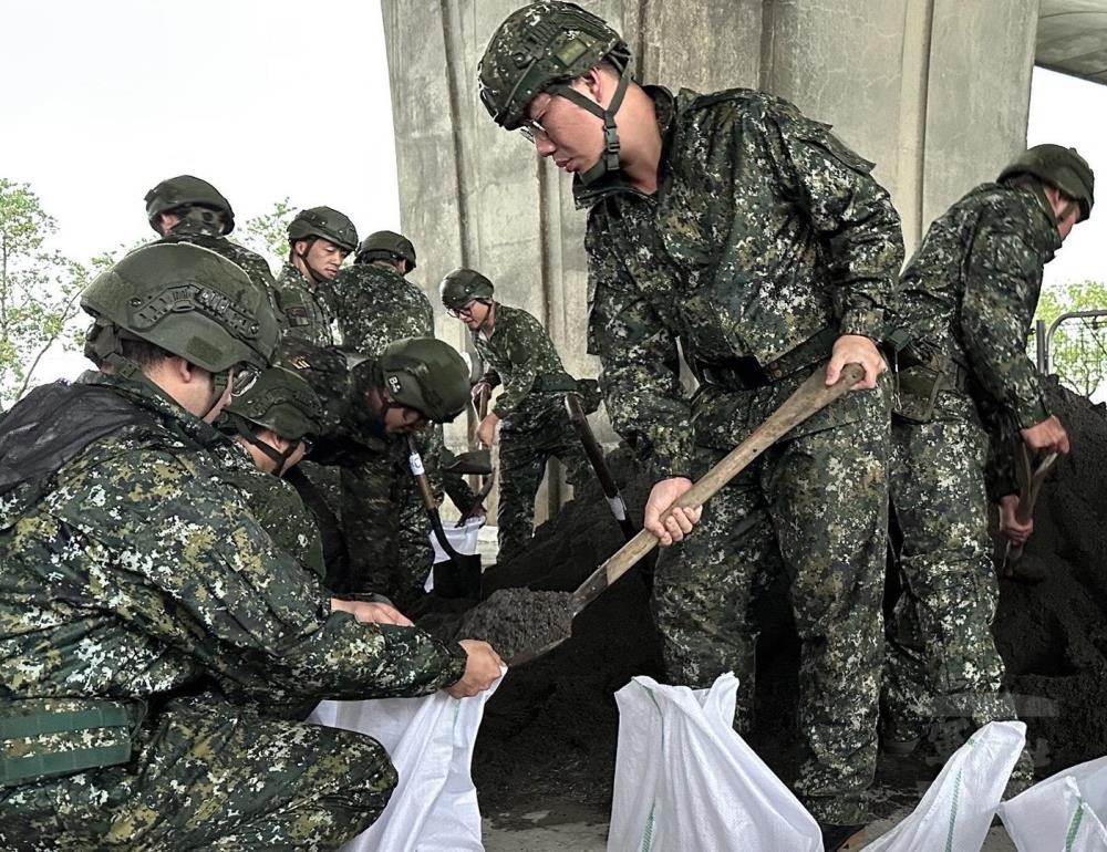 第三作戰區官兵於宜蘭壯圍、南澳協助沙包裝填。（第三作戰區提供）