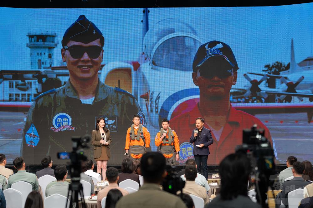 空軍AJT教練機飛行員出席記者會。（軍聞社記者呂尚俞攝）