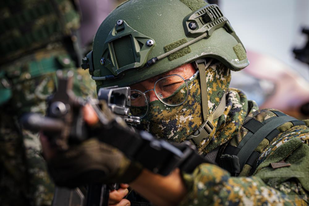官兵對敵實施射擊。(軍聞社記者莊家豪攝) 官兵對敵實施射擊。(軍聞社記者莊家豪攝)
