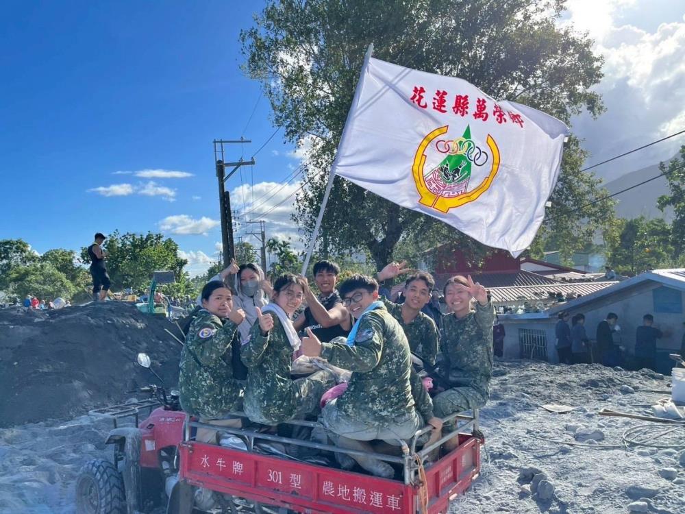 在地方居民引導下，學生們為災後復原盡一份心力。（空軍司令部提供）