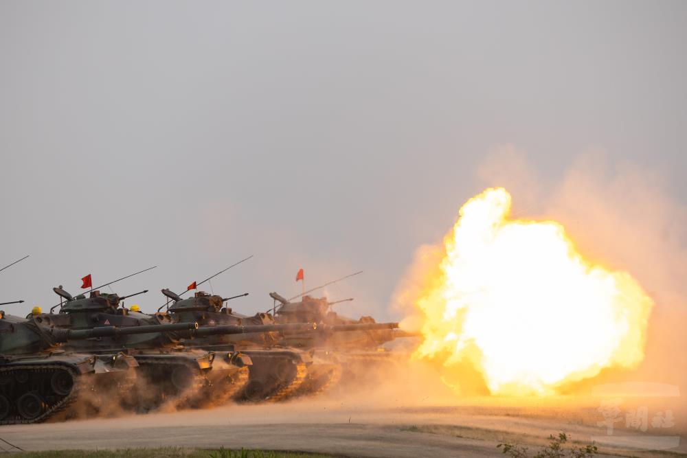 戰車砲射擊。（軍聞社記者林澤廷攝）