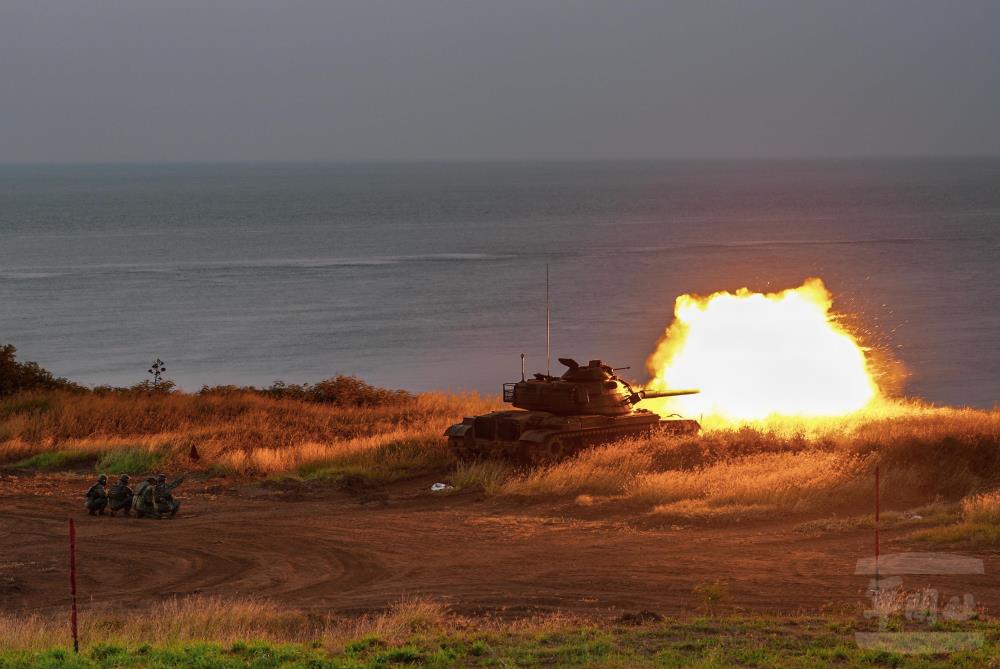 澎湖防衛指揮部「鎮疆操演」15日以M60A3戰車、155榴砲等各式武器進行實彈射擊。（青年日報提供）