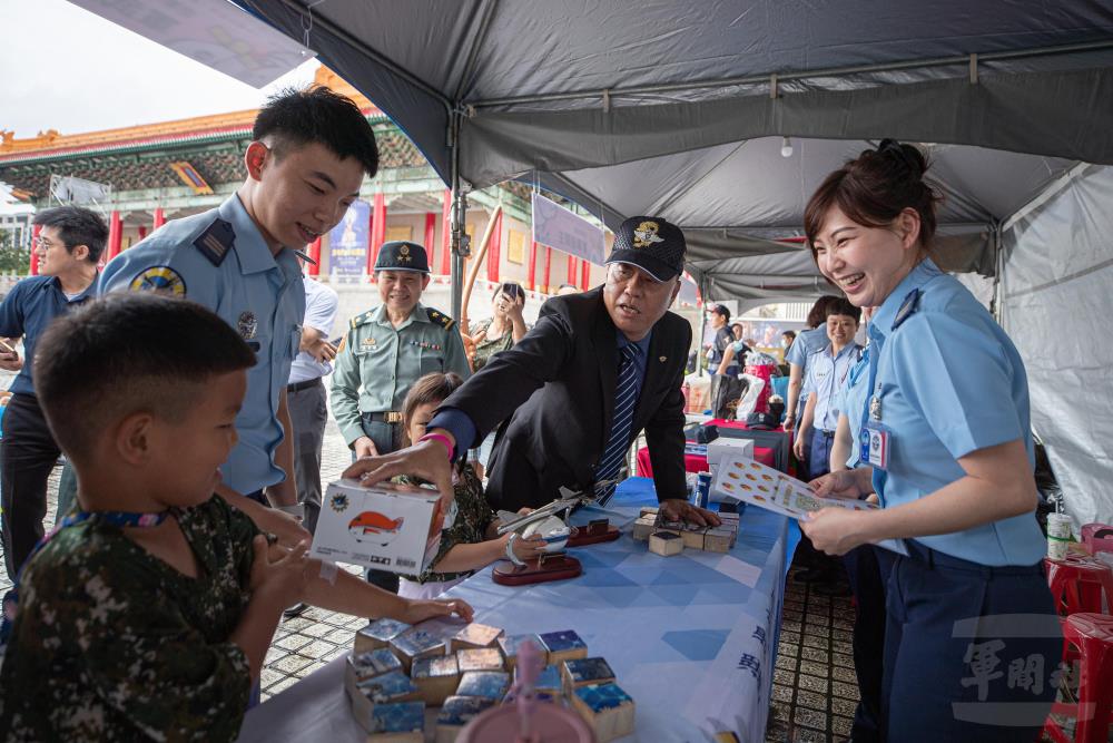 柏副部長與參與活動的孩童互動，場面熱絡有趣。（軍聞社記者陳軍均攝）