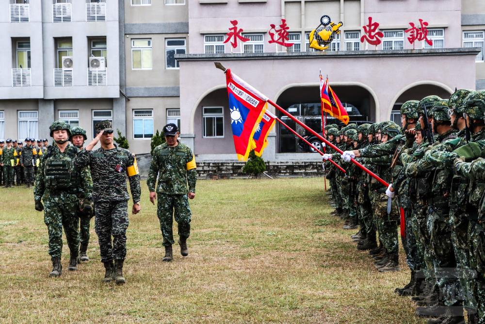 蘇旅長陪同黃指揮官校閱部隊。（陸軍聯合兵種第234旅提供）