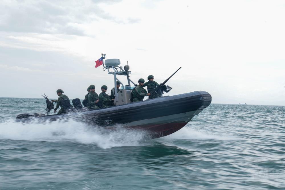 馬防部兩棲連12日演練建立海上警戒幕。(軍聞社記者侯凱議攝) 馬防部兩棲連12日演練建立海上警戒幕。(軍聞社記者侯凱議攝)
