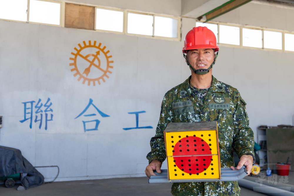 澎湖聯保廠陳士督長帶領專業團隊製作靶船。（軍聞社記者蔡枋澐）