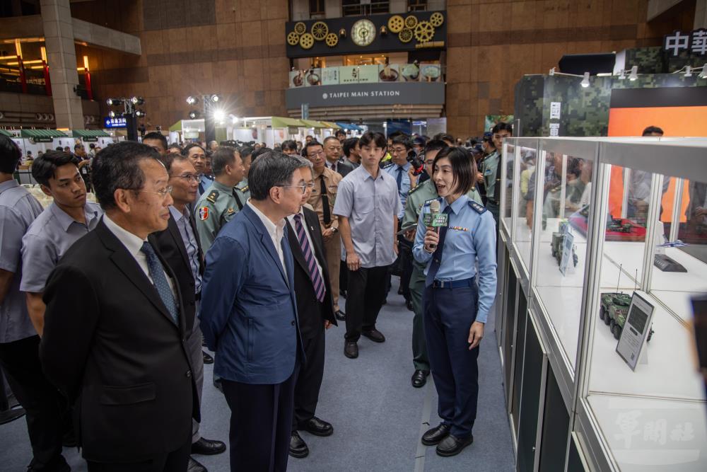 卓院長前往國軍陳展區，聽取專人介紹。（軍聞社記者吳柏融攝）