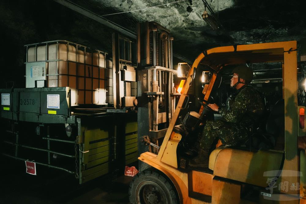 官兵操作叉動車運補油料。(軍聞社記者陳傳奇攝) 官兵操作叉動車運補油料。(軍聞社記者陳傳奇攝)