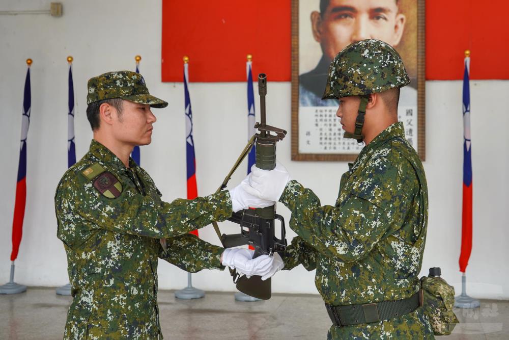 陸軍步兵302旅日前辦理新兵開訓暨授槍典禮，旅長蘇上校授予象徵軍人責任與戰鬥意志的步槍。（陸軍第十軍團提供）