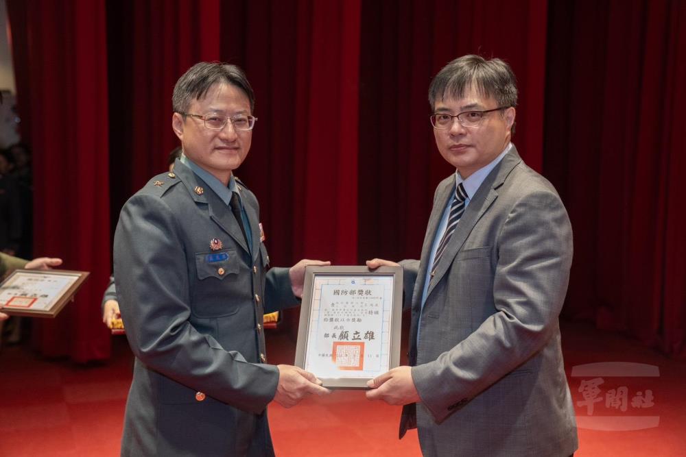 林校長頒發優良教師（官）獎狀。（國防醫學大學提供）
