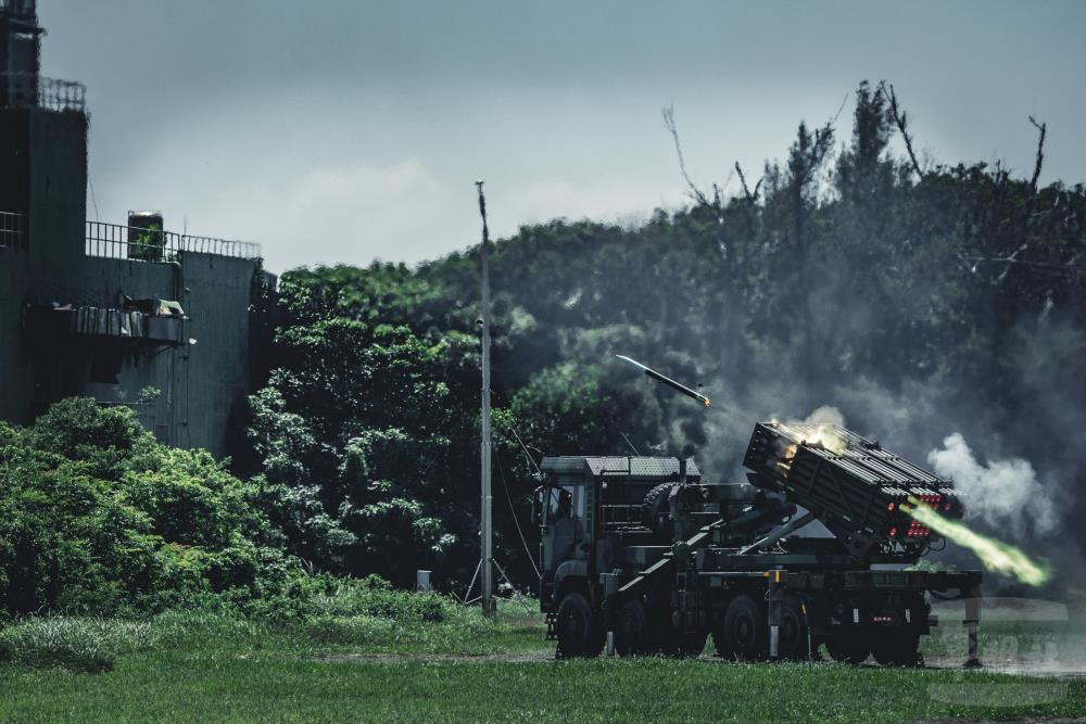 雷霆2000多管火箭系統實彈射擊。（軍聞社記者林澤廷攝）