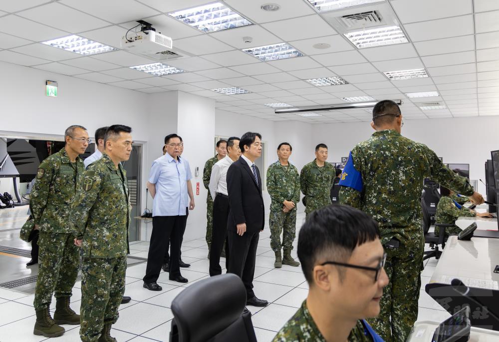 官兵向總統說明輪型甲車模擬訓練概況。（軍聞社攝記者吳柏融攝）