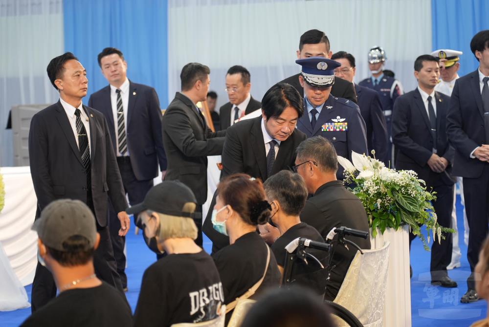 賴總統向家屬致意。（軍聞社記者呂尚俞攝）