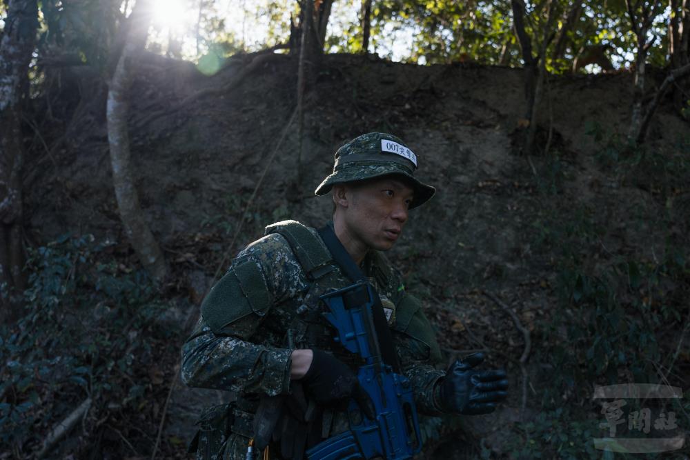 學員進入阿冷山偵察，以手勢默契溝通。（軍聞社記者李恬恬攝）